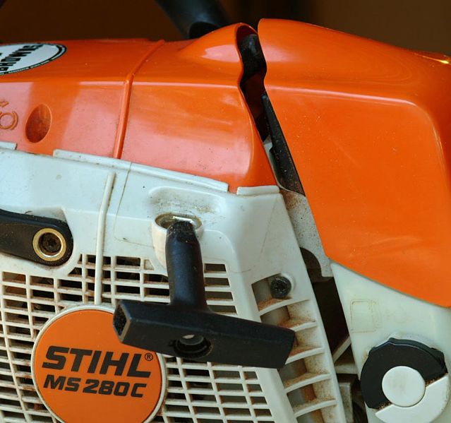 File:Chainsaw starter handle faulty.jpg