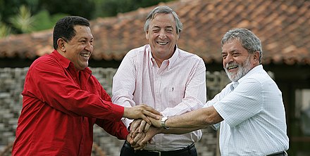 Chávez with fellow South American presidents Néstor Kirchner of Argentina and Lula da Silva of Brazil