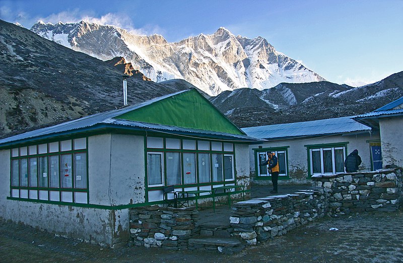 File:Chhukung-120-Sunrise Lodge-2007-gje.jpg