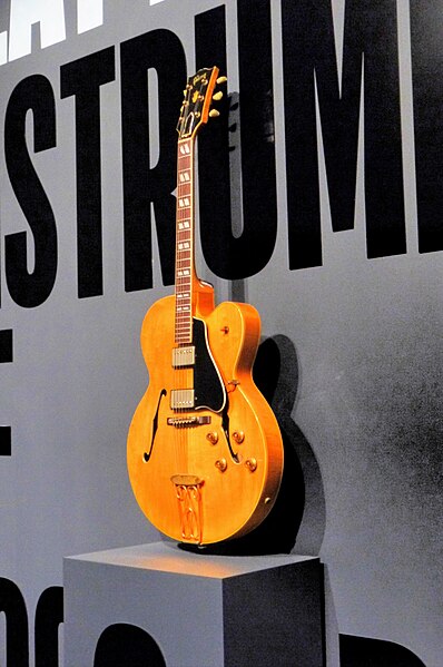 File:Chuck Berry's ca.1958 Gibson ES-350T (serial no. A29125) - (Courtesy of Joe Edwards, MO) - Play It Loud：Instruments of Rock & Roll. Metropolitan Museum of Art (2019-05-13 18.30.55 by Eden, Janine and Jim).jpg
