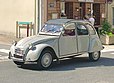 Une Citroën 2CV (AZA ou AZAM) des années 1960 passant paisiblement, diffusant alentours le doux roucoulement de son bicylindre boxer. “Ze” French Way of Life !