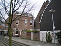 Speelveld links waar vroeger huizen stonden aan de Bollenhofsestraat, rechts pand nummer 134 en achteraan voormalig clubgebouw De Klopper[4] op nummer 138