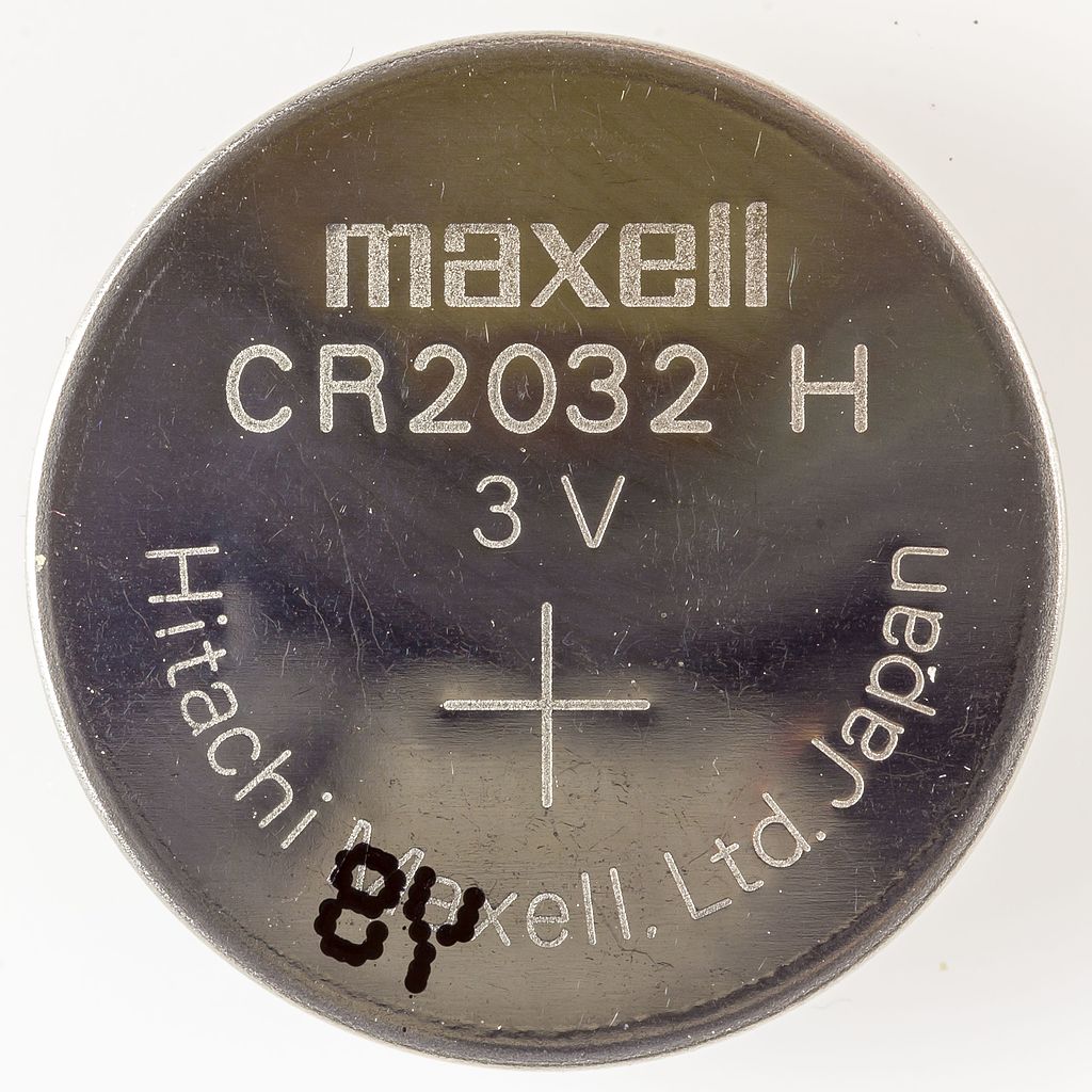 File:Coin cell CR2032 H by Hitachi Maxell-7730.jpg - Wikimedia Commons