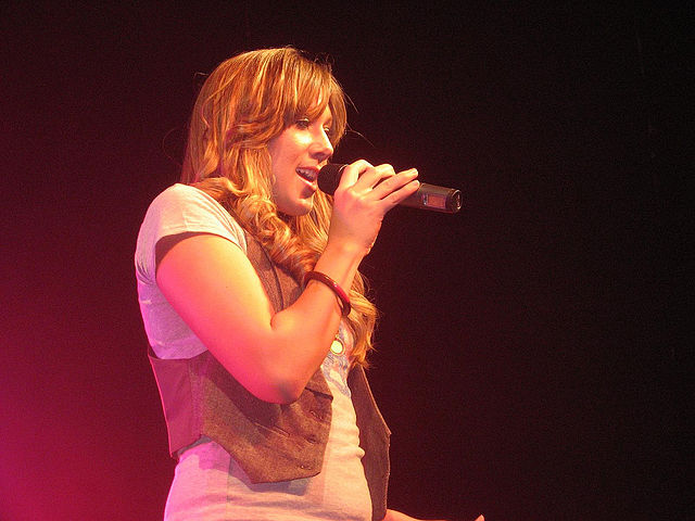 Caillat performing in Birmingham, Alabama, November 2007