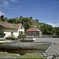 Collectie Nationaal Museum van Wereldculturen TM-20030059 Ruines van de oude pakhuizen op het strand, op de voorgrond vissersboten. Sint Eustatius Boy Lawson (Fotograaf).jpg