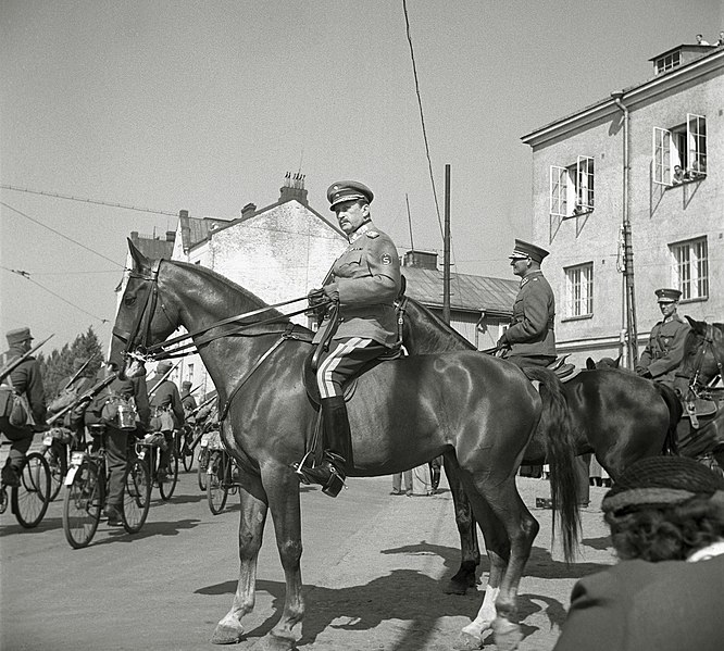 File:Commander-in-chief, Marshal Carl Gustav Mannerheim reviewing the parade troops in Vyborg, 1939..jpg