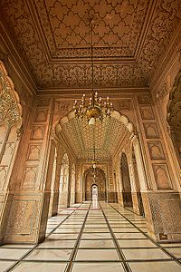 "Corridor_in_Badshahi_Mosque" by User:Alichaudharyphotography