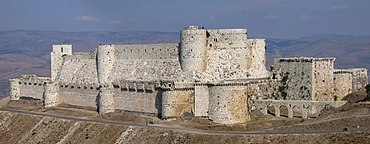 Krak des Chevaliers in Syria is a concentric castle built with both rectangular and rounded towers. It is one of the best-preserved Crusader castles. Crac des chevaliers syria.jpeg