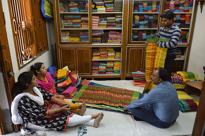 File:Customers Selecting Tant Sarees - 2 Natun Phulia - Nadia 2016-11-12 1865.JPG