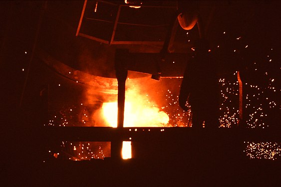 Abstich in der Lokomotivfabrik Datong, China