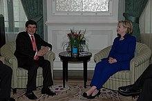 Amerika Birleşik Devletleri Dışişleri Bakanı Hillary Clinton, İsviçre'nin Zürih şehrinde Türkiye Dışişleri Bakanı Ahmet Davutoğlu ve Ermenistan Dışişleri Bakanı Eduard Nalbandyan ile ayrı ayrı görüşürken, 9 Ekim 2009