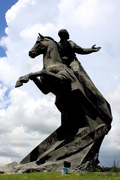 File:De «pies» a cabeza «El titán de bronce» - panoramio.jpg