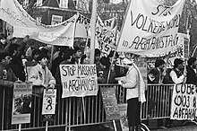 A demonstration against the Soviet presence in Afghanistan, in The Hague, Netherlands, 1985 Demonstranten met protestborden achter een dranghek, Bestanddeelnr 933-5236.jpg