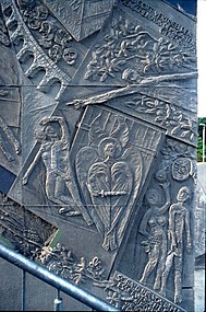 Detail Betonrelief am Glockenturm Christus Unser Friede Duisburg-Hagenshof
