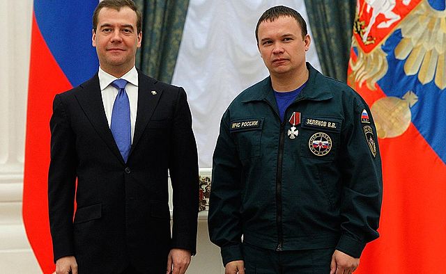 Russian President Dmitry Medvedev awarding the Order of Courage to EMERCOM mine rescue detachment commander Valery Zelyakov on May 3, 2012