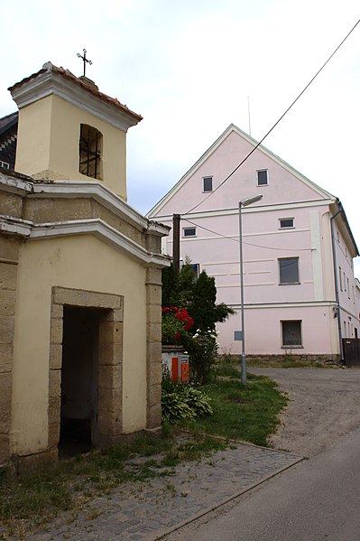 File:Dolní Chobolice, kaplička a dům.jpg