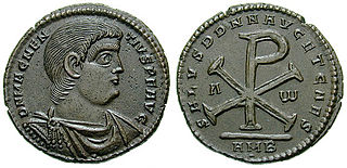 Double Centenionalis Magnentius. Pièce en argent arborant le visage de l'empereur Constance II sur la face et ses lettres sur le pile