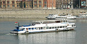 Barco a motor "Duna Corso" en el río Danubio en Budapest.