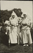 Infirmières militaires participant à une course de l'œuf lors de la fête du Dominion, Hôpital général canadien no 2, Le Tréport, juillet 1917