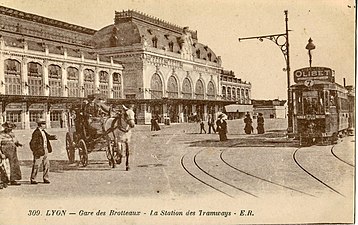 L'arrivée du chemin de fer et du tramway, devant l'ancienne gare des Brotteaux.