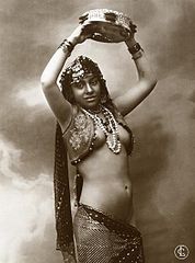 Egypte. Jeune fille au tambourins. Tirage argentique d'époque. Circa 1910. 15 x 20 cm. MAG0017.jpg
