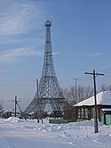 Replica della Torre Eiffel nel villaggio di Parizh, Russia.jpg