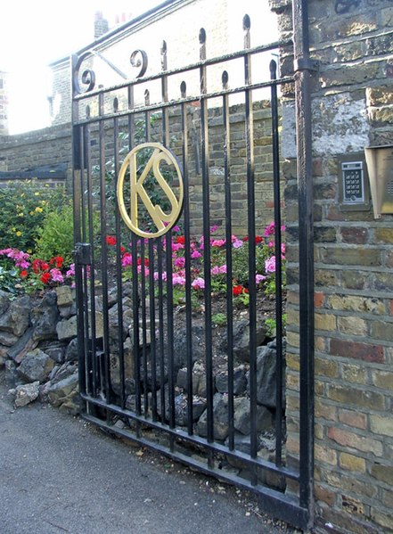 File:Entrance to Keeble School, Wades Hill, Winchmore Hill, N.21. - geograph.org.uk - 228499.jpg