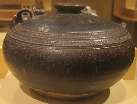 ไฟล์:Ewer_from_Cambodia,_Angkorian_era,_12th_century,_glazed_stoneware,_HAA.JPG