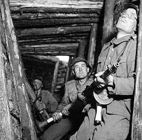 Finští vojáci na obranné linii Vammelsuu–Taipale během sovětské vyborgsko – petrozavodské ofenzívy v červnu 1944