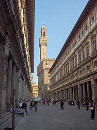 Le Piazzale des Offices avec, au fond, le Palazzo Vecchio.