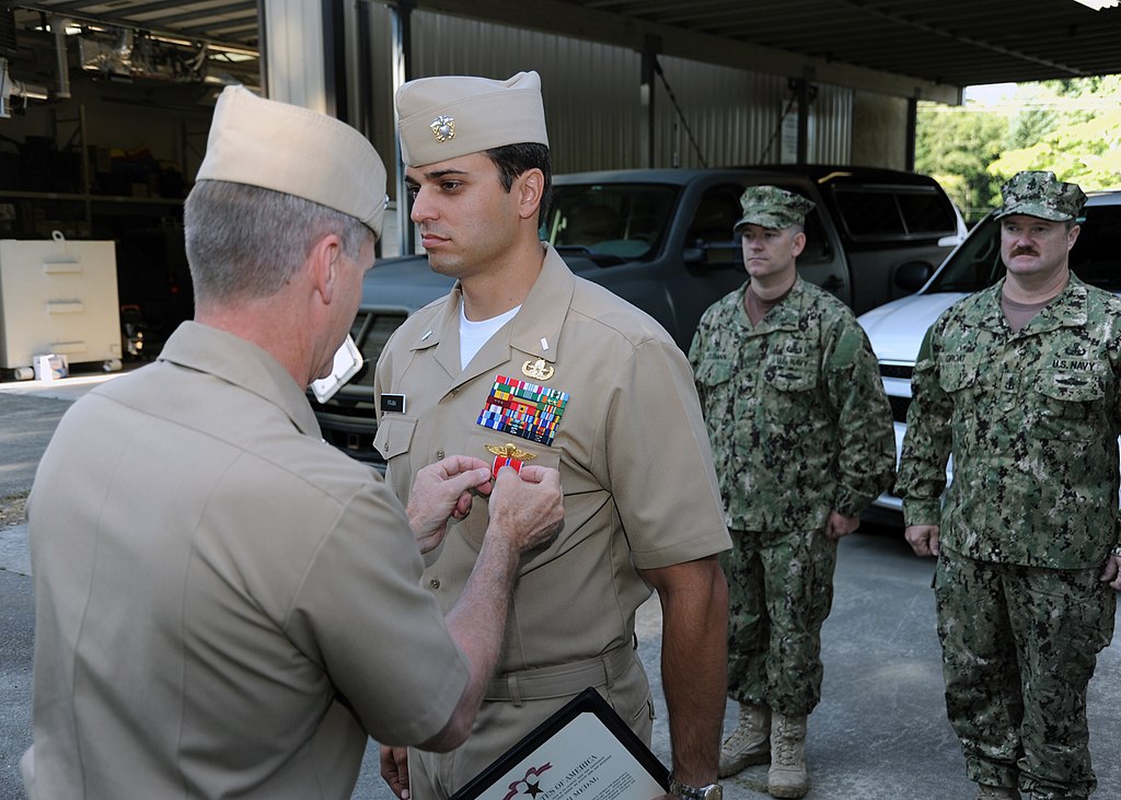 File:Flickr - Official U.S. Navy - The commander Navy Region Northwest, presents Bronze Star medal with Combat "V"..jpg - Wikimedia Commons