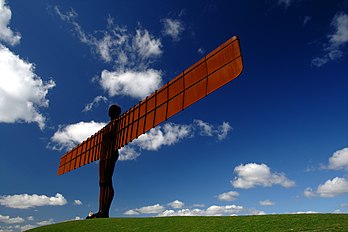 Angel of the North, sculpture monumentale conçue en 1994 par le sculpteur britannique Antony Gormley et dressée au sud de Newcastle en Angleterre. (définition réelle 3 474 × 2 314)