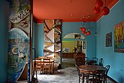 Dawna kawiarnia Mozaika, wnętrze w kolorach szarym i błękitnym