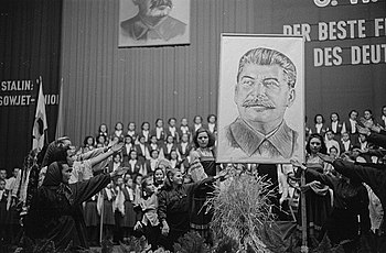 Portrait of Stalin displayed at a public event in Leipzig, Germany, in 1950 Fotothek df roe-neg 0006021 009 Chore mit einem Portratbild Stalins auf der Buhne.jpg