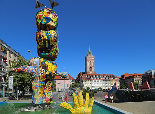 Frankfurt (Oder) Brunnenplatz mit Comic-Brunnen. Im Hintergrund die Marienkirche