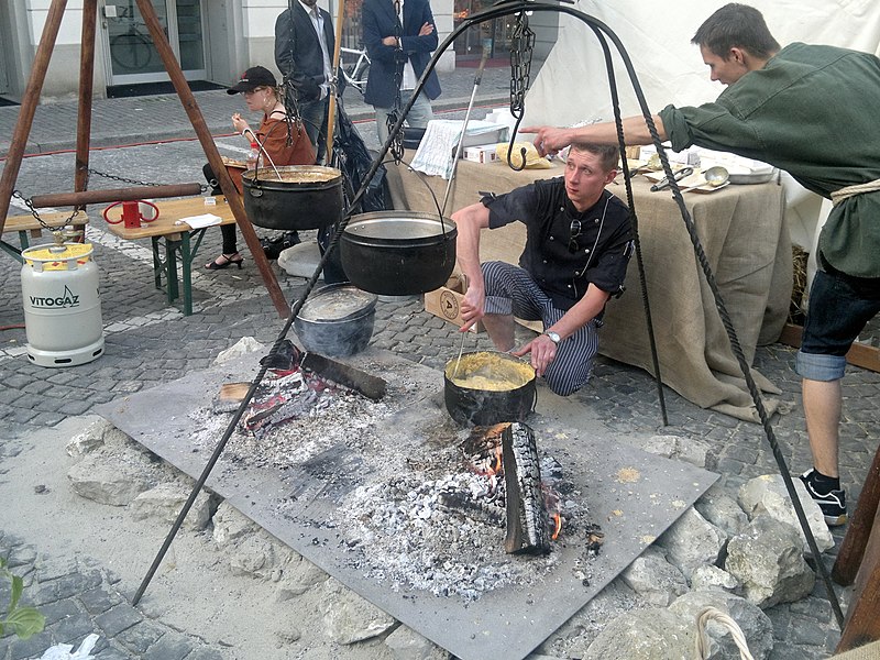 File:Fraumünster Mittelalter Spectaculum 2011-05-21 19-44-53 (Nokia N8).jpg