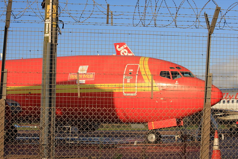 File:G-ZAPV Boeing 737-3Y0(F) (cn 24546 1811) Royal Mail (Titan Airways). (6532882585).jpg