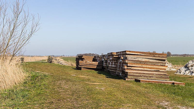 File:Gebruikte betonplaten naast de Aldewei Boornzwaag. 06-04-2020. (actm.) 03.jpg