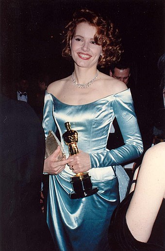 Geena Davis ze swoją statuetką za rolę drugoplanową w Przypadkowym turyście (1988)