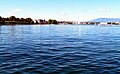 Genève. Le site du Plonjon au large du quai Gustave Ador, à gauche. Il est localisé entre le débarcadère des Eaux-vives, en arrière plan, et le Port Noir. Le Plonjon est situé tout à droite sur cette photo.