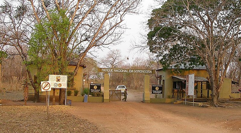 File:Gorongosa Park Gate.JPG