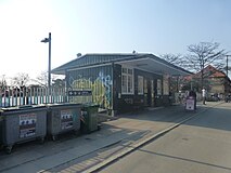 Het oude stationsgebouw, nu in gebruik als café.