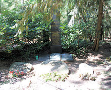 Grave of Josef and Meta Nierendorf, Thuner Platz 2-4, in Berlin-Lichterfelde Grabstatte Thuner Platz 2-4 (Lichtf) Friedrich Christian Correns und Curt Diebitsch.jpg