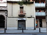 *1904-Major 71 (avui Gran de Sant Andreu 284). Roig (Joan), perruqueria.*1911-Sant Andreu 281. Roig (Joan), perruqueria.*1915-Sant Andreu 281. Roig (vídua de Joan), perruqueria.*1921-Sant Andreu 282. Suñé (Narcís), barberia.*1930-Sant Andreu 282. Branchadell (Eusebi), barberia.*1948-Sant Andreu 282. Pérez (Lluís), barberia.*1961-Sant Andreu 282. Pérez (vídua de Lluís), barberia.*2010-Gran de Sant Andreu 282. Perruqueria Hidalgo.