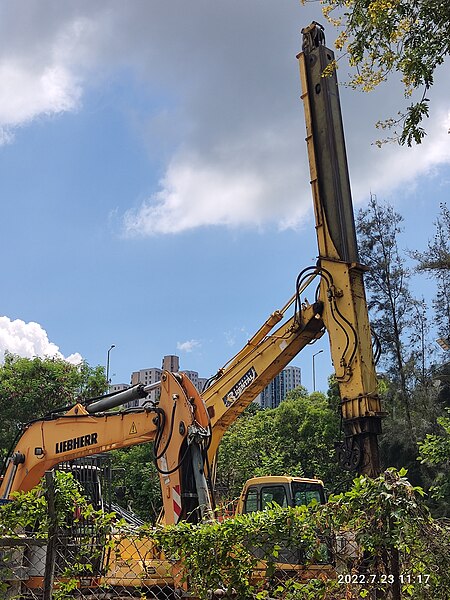 File:HK SKD TKO 將軍澳 Tseung Kwan O 寶康路 Po Hong Road July 2022 Px3 12 construction site machine.jpg