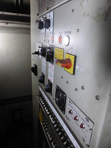 File:HST engine emergency stop switch inside 43187 (26734553252).jpg