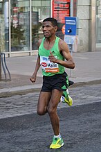 Nach seinem zweiten Platz über 5000 Meter eine knappe Woche zuvor errang Haile Gebrselassie (hier beim Vienna City Marathon 2011) nun seinen ersten großen Titel, dem noch viele weitere folgen sollten