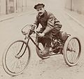 Henri Béconnais auf Tricycle Perfecta mit Soncin-Einzylindermotor (1899).