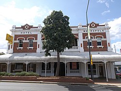 Hotel Metropole edessä, Ipswich, Queensland.jpg