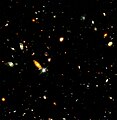 Dieses Foto hat das Weltraumteleskop Hubble gemacht. Man sieht hier 1500 Galaxien. Das zeigt, wie riesig das Universum ist.